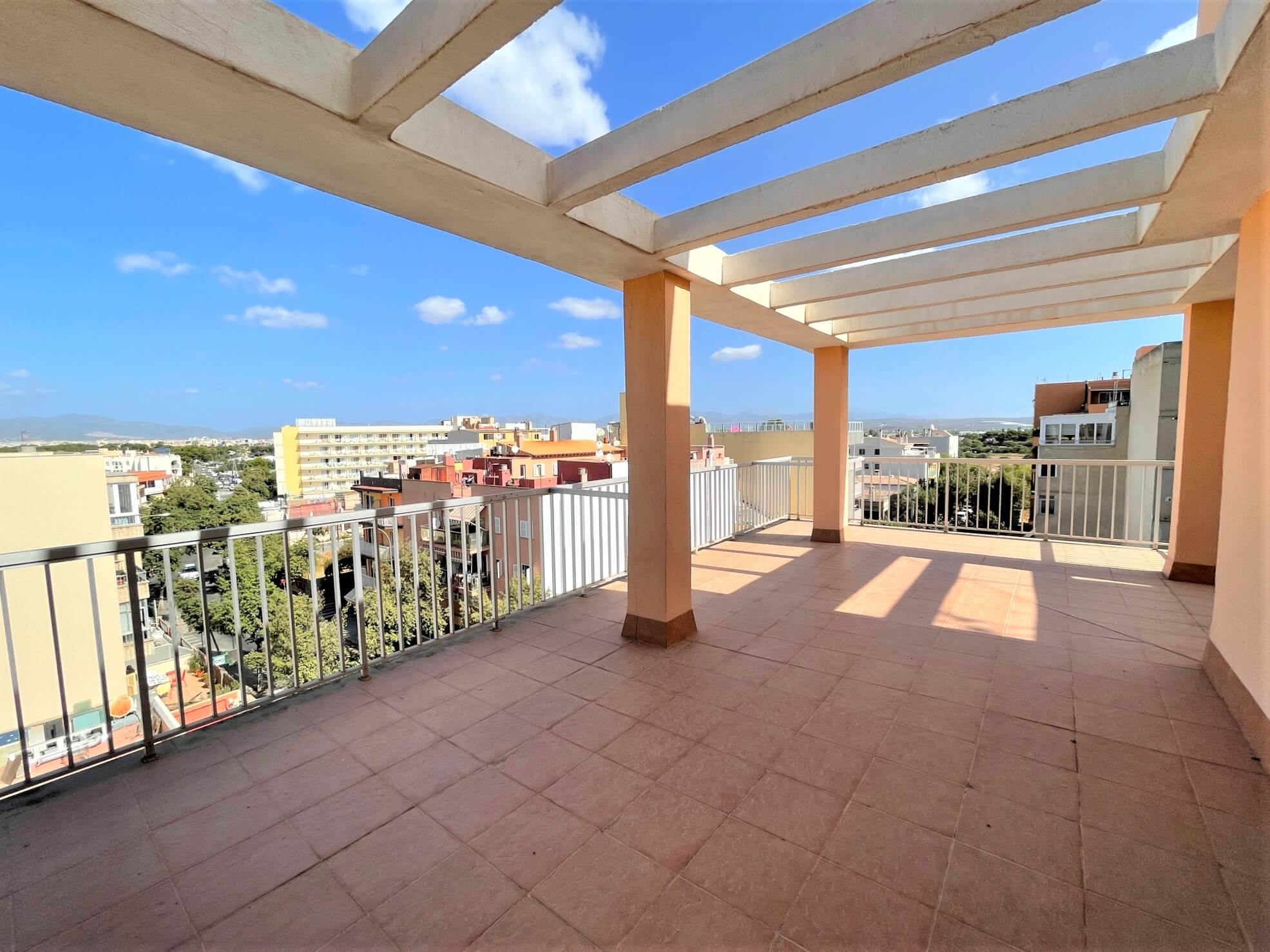 Terraza luminosa con pérgola, imagen del archivo de HŌM